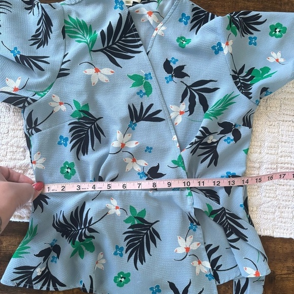 Monteau Wrap blouse Size Medium - Picture 8 of 9